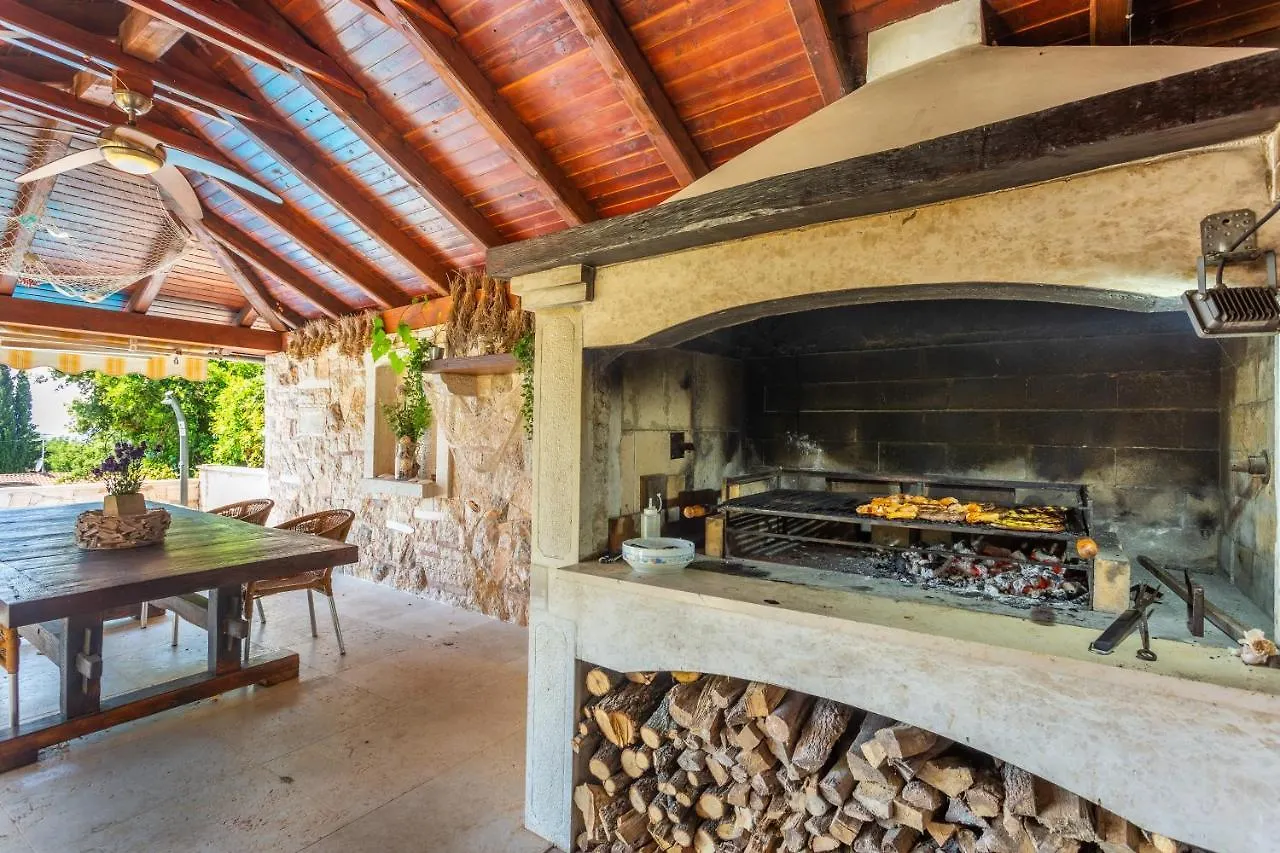 Apartmani Gabi Njivice 0*,
