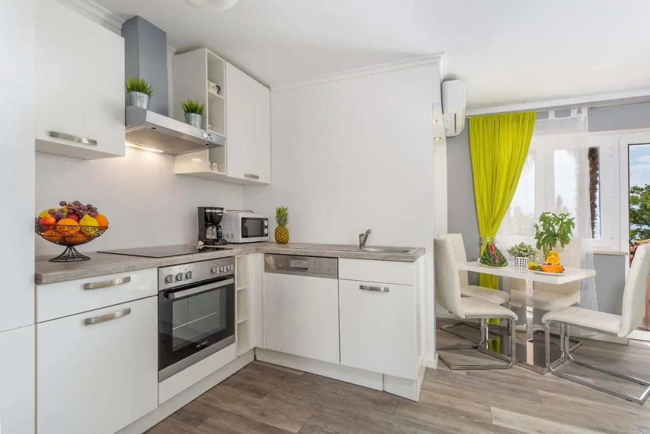 Apartmani Gabi Njivice 0*,
