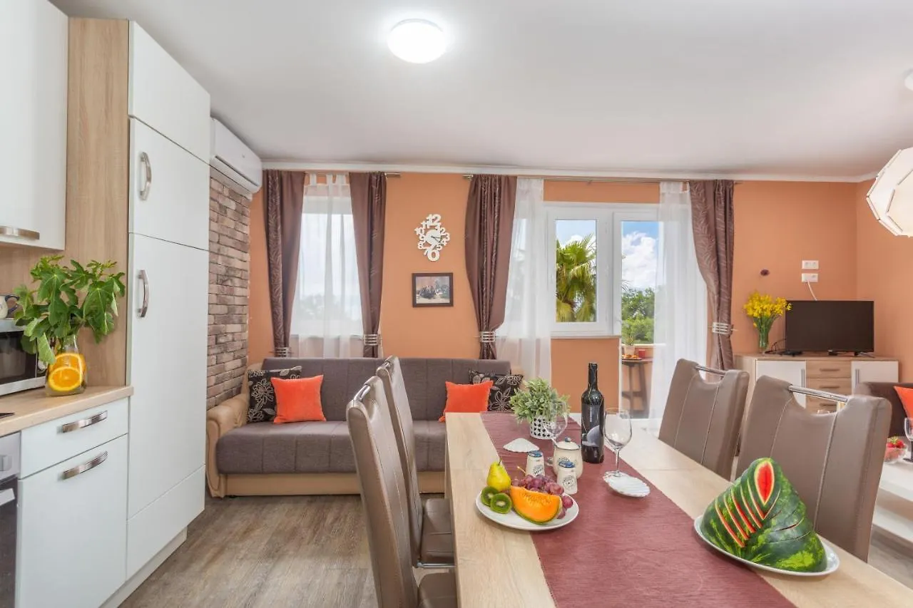Apartmani Gabi Njivice 0*,  Croatia