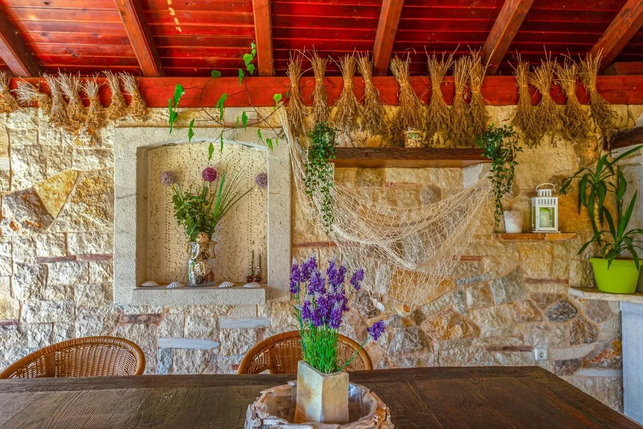 Apartmani Gabi Njivice 0*,  Croatia